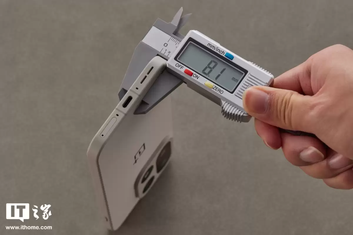 【IT之家开箱】一加 15 双配色真机图赏：多种工艺，奇妙手感