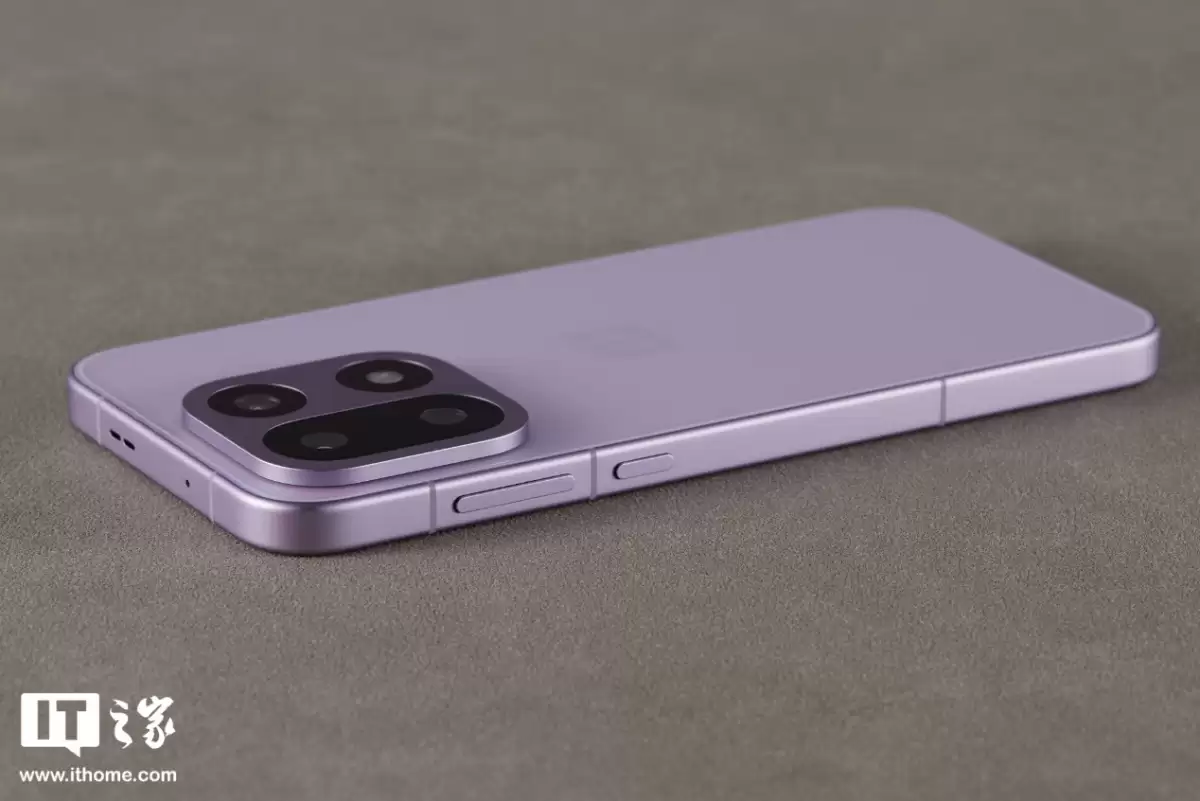 【IT之家开箱】一加 15 双配色真机图赏：多种工艺，奇妙手感