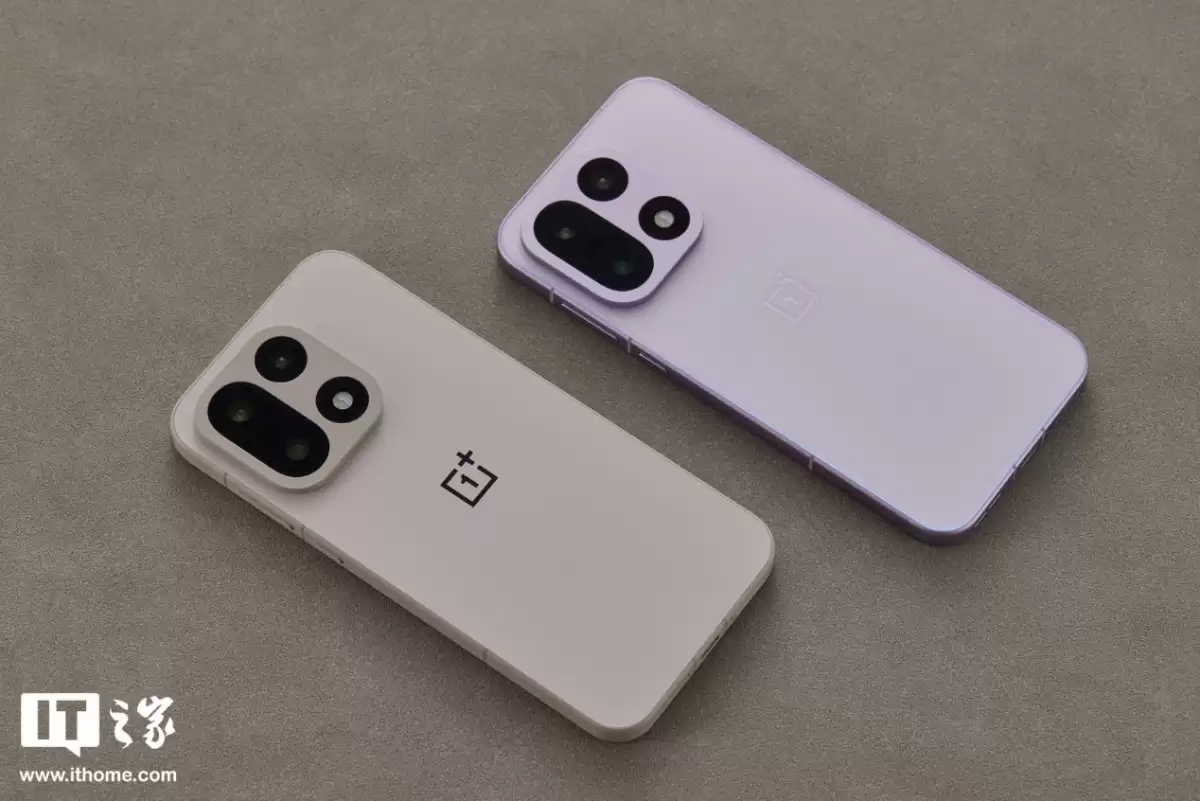 【IT之家开箱】一加 15 双配色真机图赏：多种工艺，奇妙手感