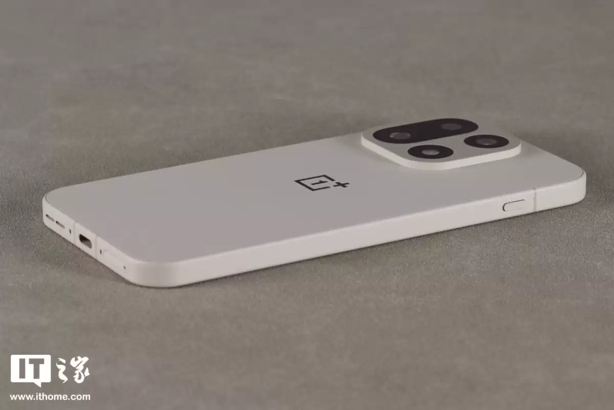 【IT之家开箱】一加 15 双配色真机图赏：多种工艺，奇妙手感