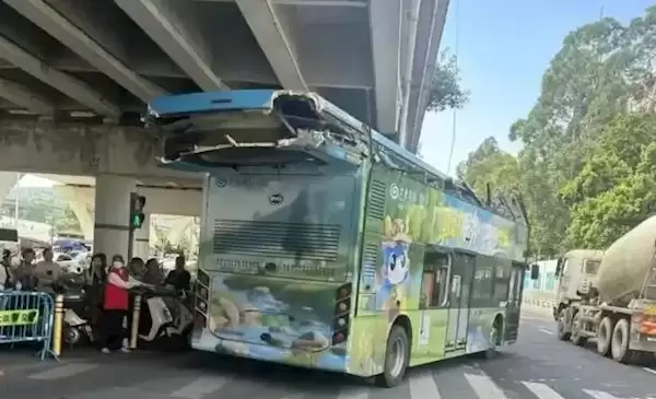 双层公交撞上立交桥被削顶 官方通报:驾驶员借道桥底行驶致事故