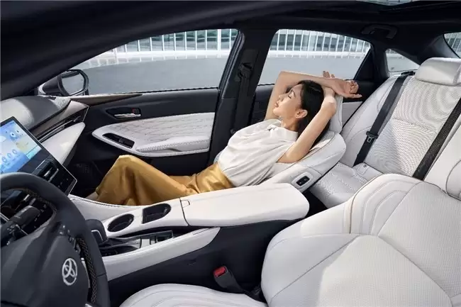 金秋错峰游正当时,亚洲龙携手去哪儿旅行邀旅行者体验秋日出行松弛感