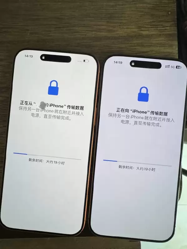 陈伟隆回应iPhone 16 Pro套iPhone 17 Pro壳:新手机在传数据 还要一天多