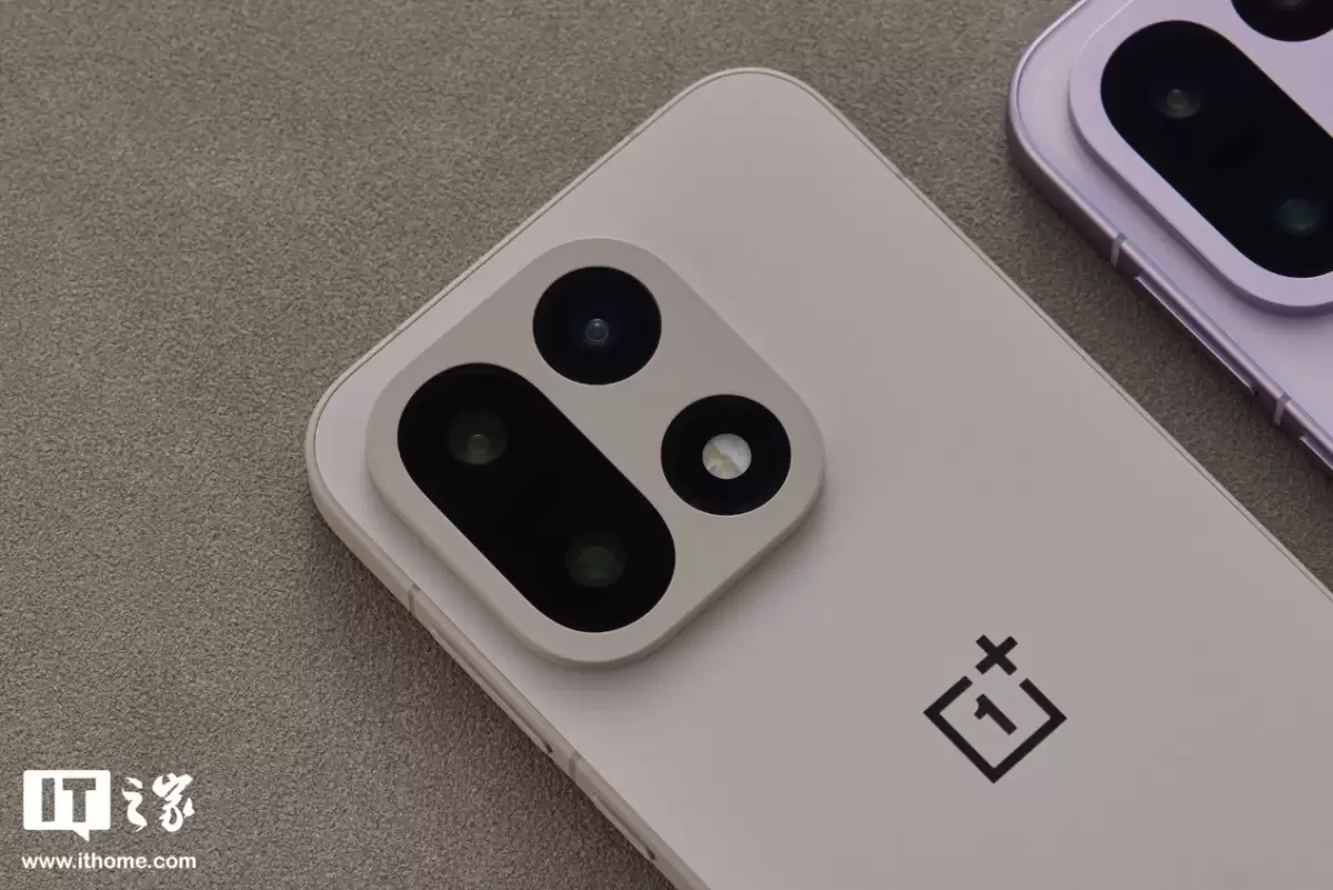 【IT之家开箱】一加 15 双配色真机图赏：多种工艺，奇妙手感