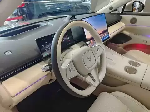 岚图追光L实车到店，800V快充+华为智驾抢先体验