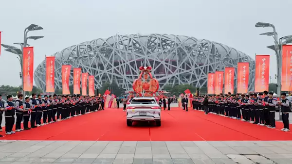 庆祝中泰建交50周年 比亚迪宋PLUS DM-i车队行驶5000公里抵达鸟巢