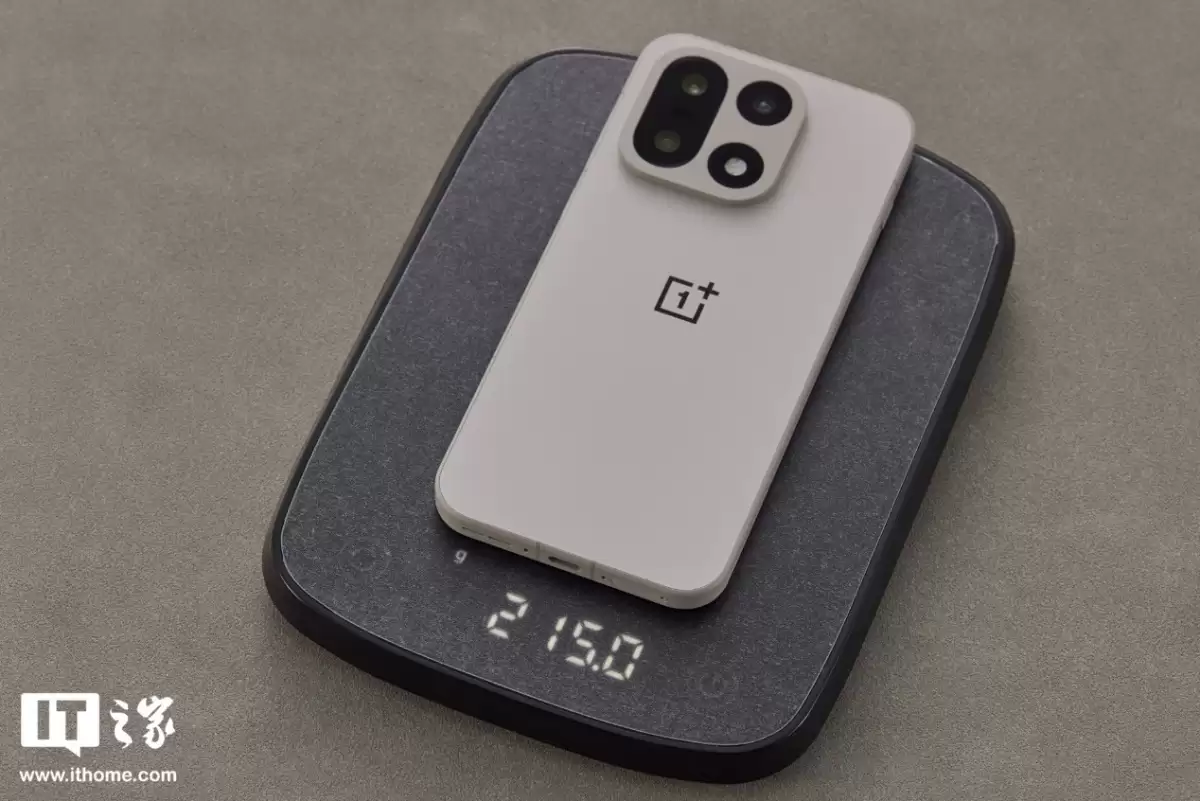 【IT之家开箱】一加 15 双配色真机图赏：多种工艺，奇妙手感