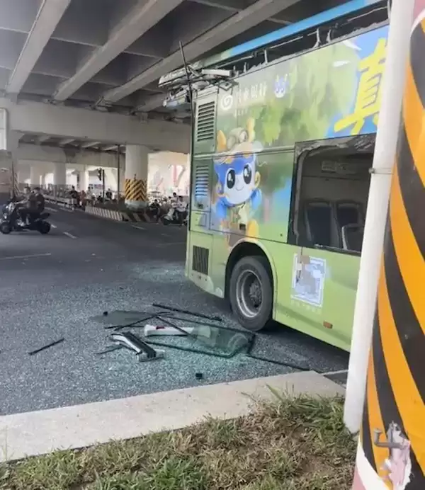 双层公交撞上立交桥被削顶 官方通报:驾驶员借道桥底行驶致事故