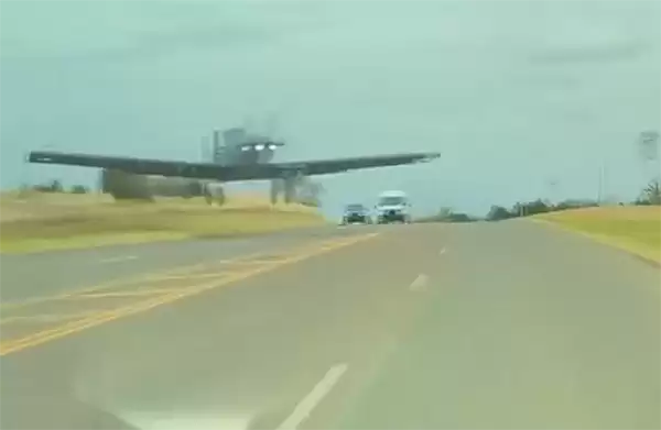 传美国一辆特斯拉用FSD避让坠毁飞机 司机辟谣:我手动操作的