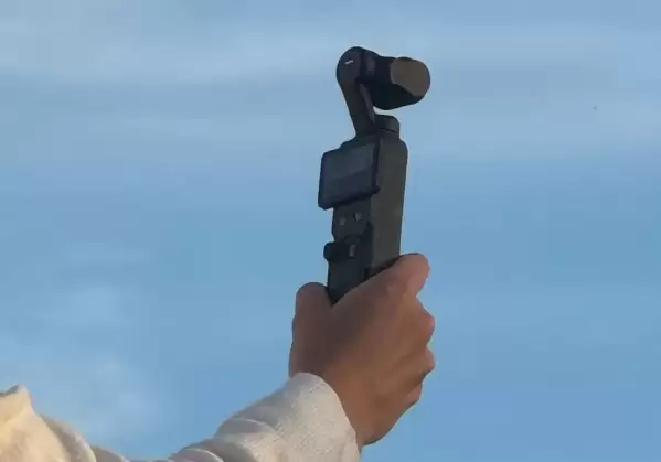 大疆 Pocket 4 云台相机被曝已开始量产:机身减重 35%,新增两个神秘按钮