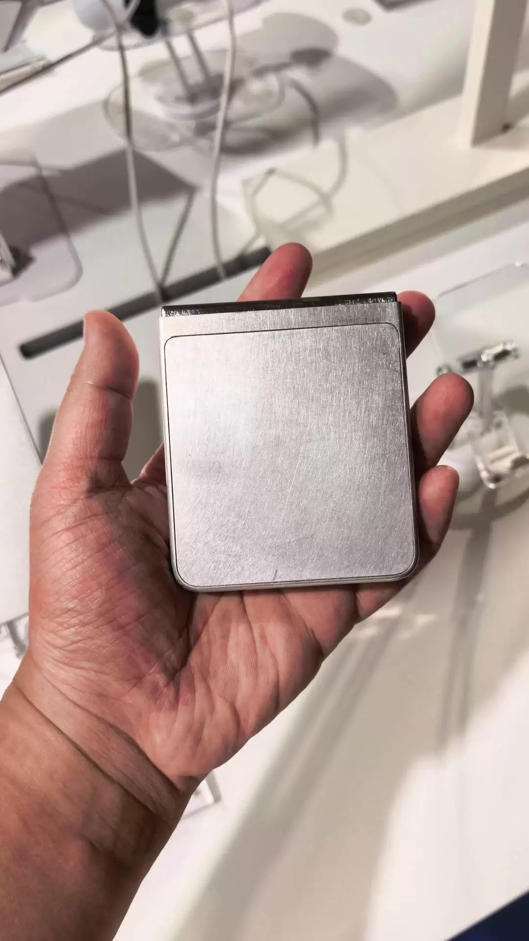 电动一键开 / 闭屏：瑞声科技电动小折叠手机方案 AutoFlip 公布