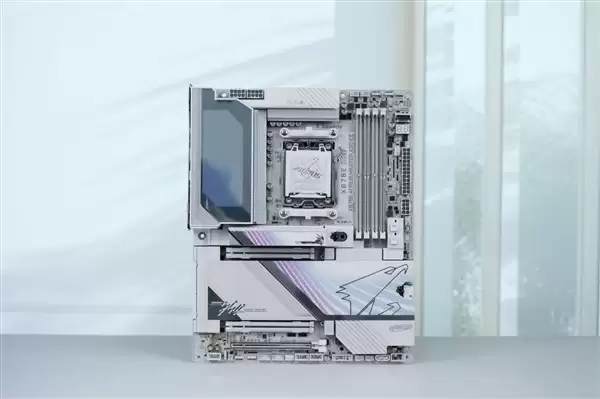 技嘉发布X870E AORUS X3D主板，支持DDR5-9000与AI超频