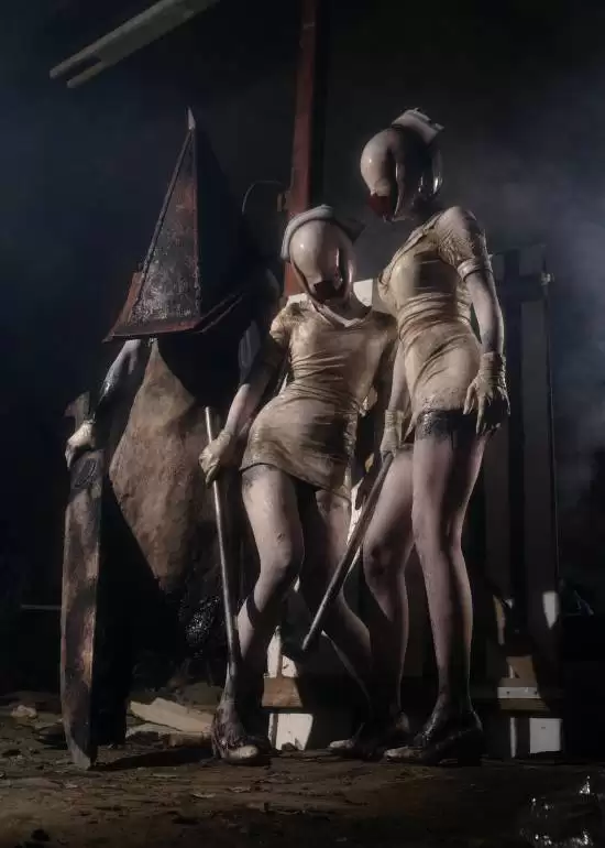 寂静岭2真人COS引爆网络 三角头护士神还原