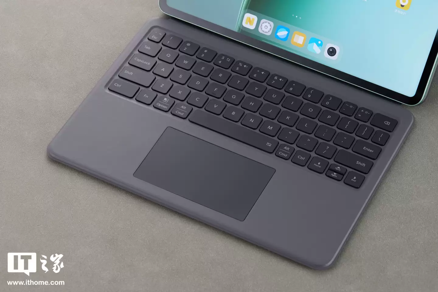 【IT之家图赏】热血能量生态焕新登场：iQOO Pad5e / WATCH GT 2 / TWS 5 全家桶实拍