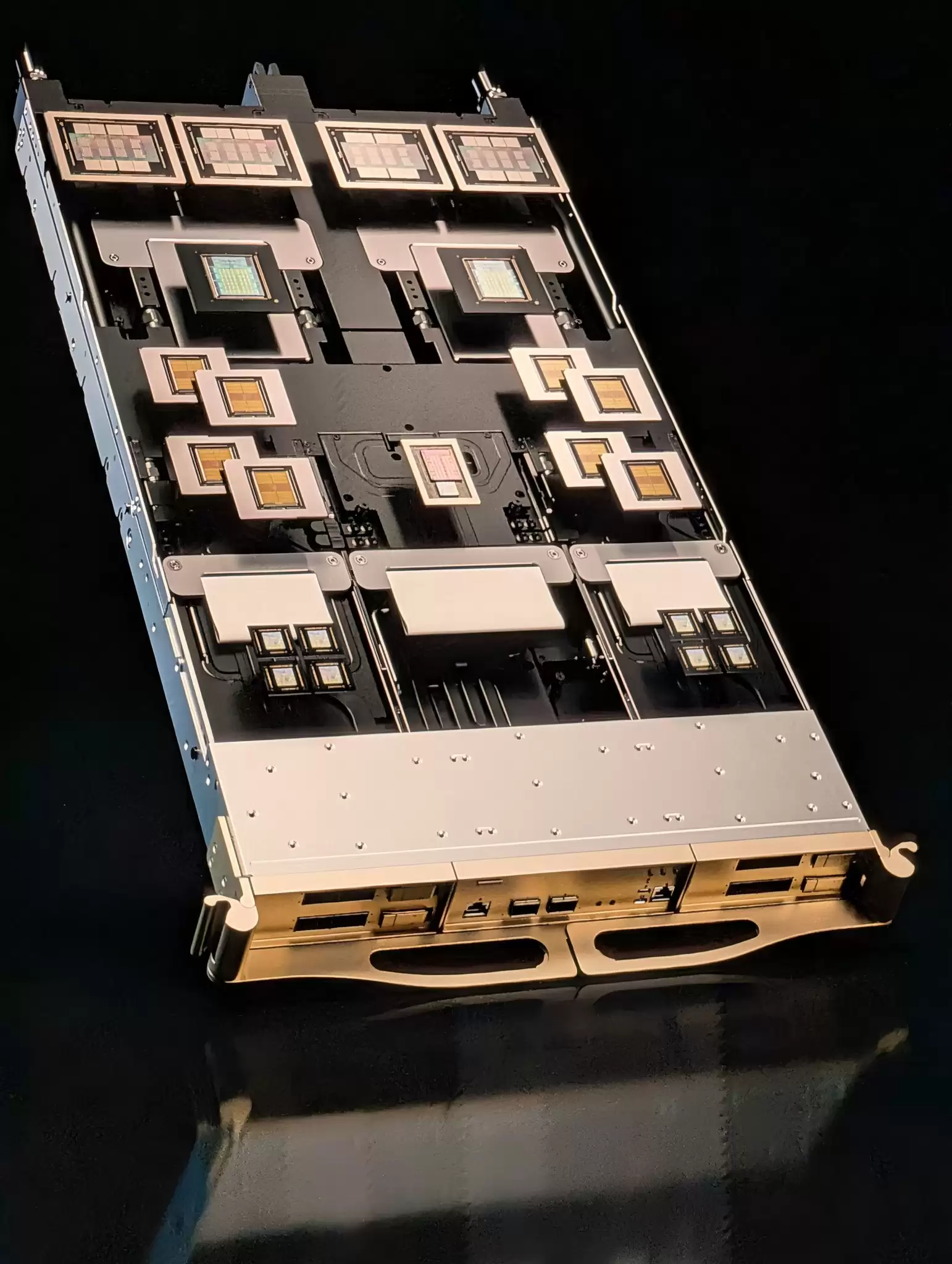 英伟达 CEO 黄仁勋发布 Vera Rubin 超级芯片:性能提升超 3 倍,HBM4 显存登场