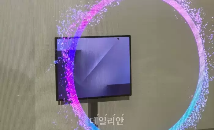 全球首款内折三折叠手机：三星展示 Galaxy Z TriFold，折痕几乎看不到