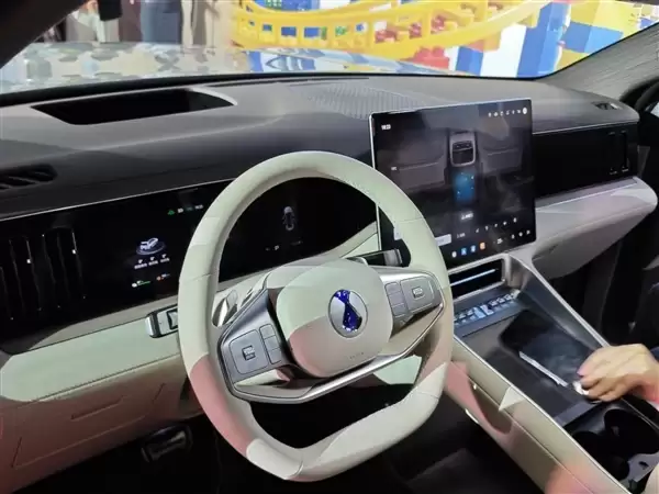 同级最多电机！三排六座SUV腾势N8L上市：29.98万起