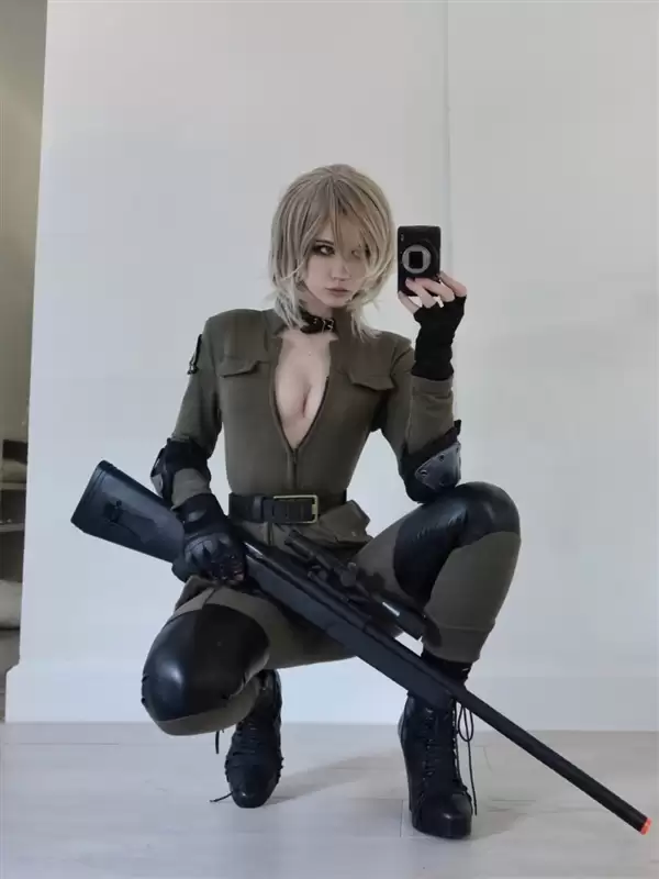 美国小姐姐cos《电锯人》蕾赛 过膝袜勒腿效果太顶了