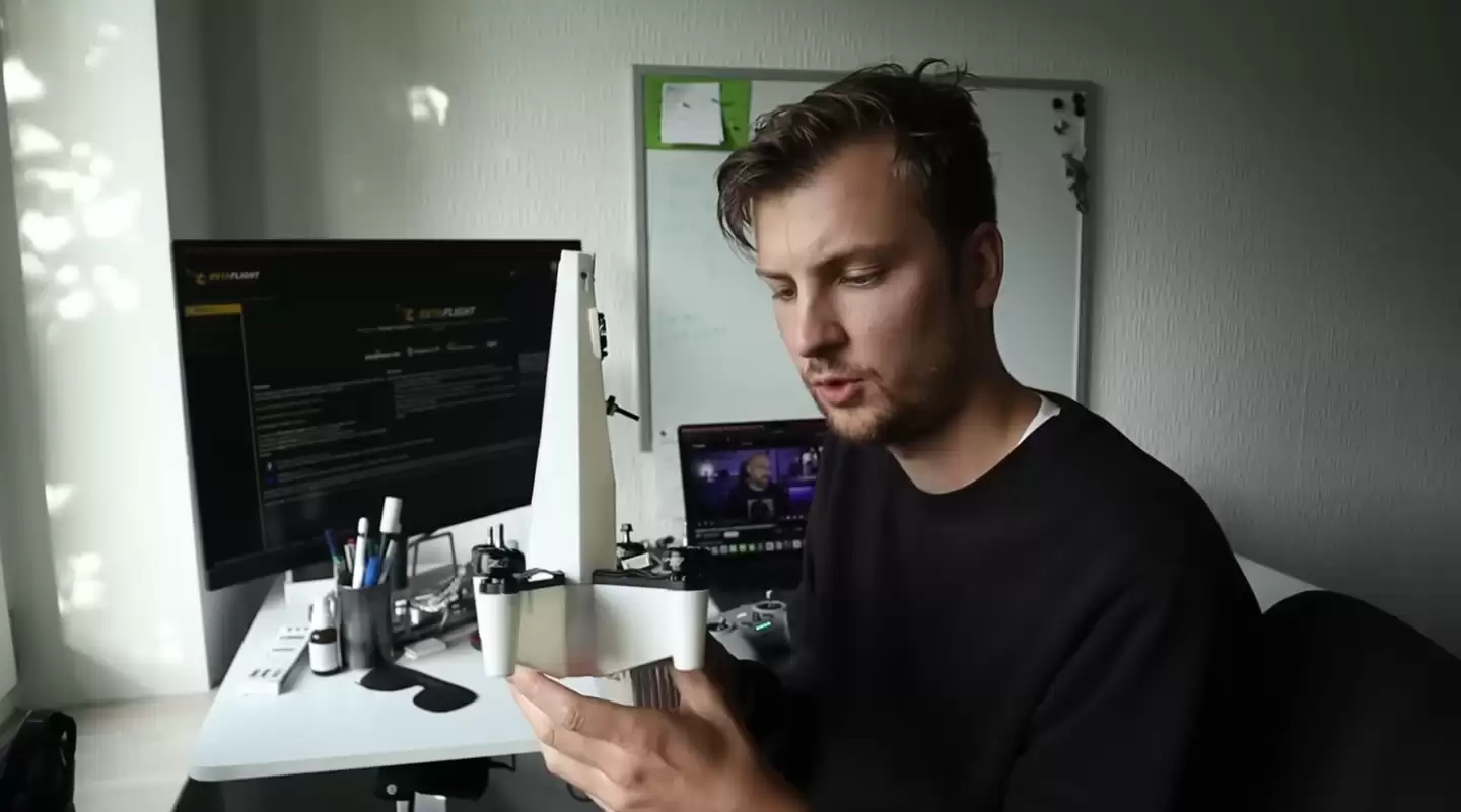 工程师用3D打印复刻微缩版《星球大战》X翼战斗机:速度可达216km/h,现已开源