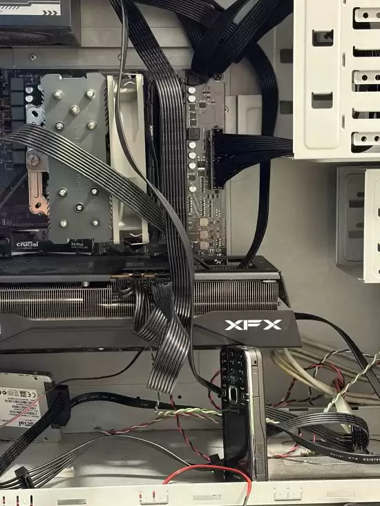 诺基亚手机变身显卡支架,网友笑称坚不可摧