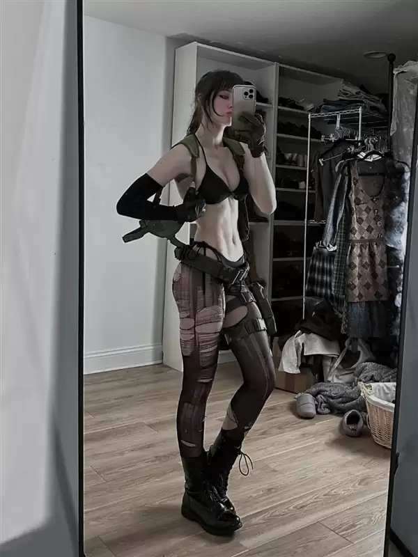 美国小姐姐cos《电锯人》蕾赛 过膝袜勒腿效果太顶了