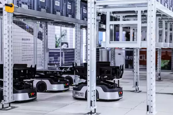 首次亮相！京东“狼族”机器人军团再迎3位新成员