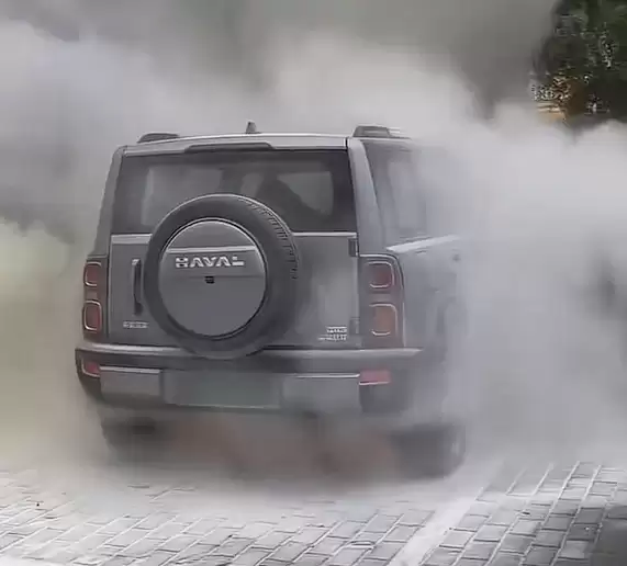 陕西一哈弗猛龙突然起火 灭火器根本没用:烧成框架