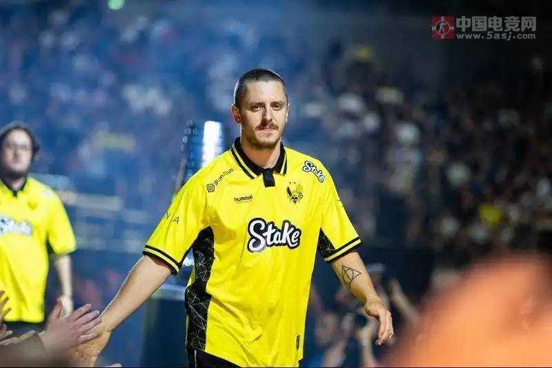 Vitality队长专访:从23连胜到惨败,apEX揭秘小蜜蜂科隆崩盘真相 Vitality队长专访:从23连胜到惨败,apEX揭秘小蜜蜂科隆崩盘真相