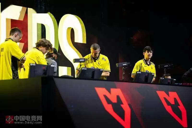 Vitality队长专访:从23连胜到惨败,apEX揭秘小蜜蜂科隆崩盘真相 Vitality队长专访:从23连胜到惨败,apEX揭秘小蜜蜂科隆崩盘真相