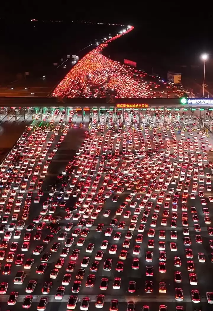 吴庄收费站的国庆车流