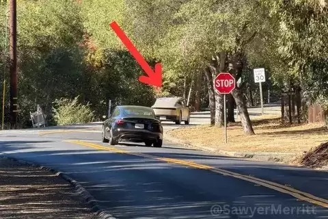 特斯拉Cybercab首次现身公共道路测试 量产倒计时开启