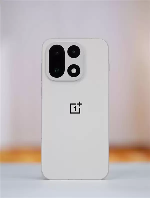 行业第一块165Hz高刷高分屏!一加15图赏