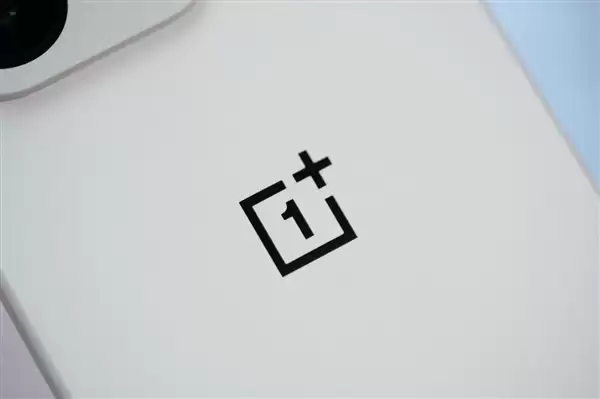 行业第一块165Hz高刷高分屏!一加15图赏