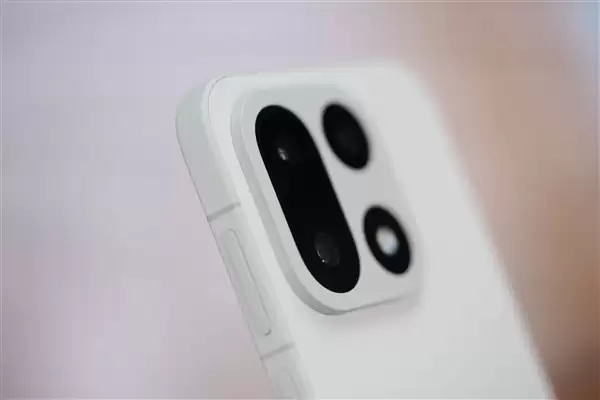 行业第一块165Hz高刷高分屏!一加15图赏