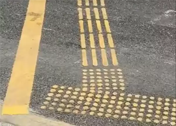 网友点赞深圳地铁施工：现场设临时盲道、无障碍设施