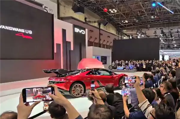 比亚迪给日本人来点震撼!东京车展上仰望U9跳舞登场