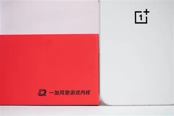 行业第一块165Hz高刷高分屏!一加15图赏