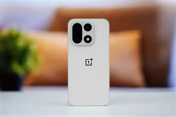 行业第一块165Hz高刷高分屏!一加15图赏