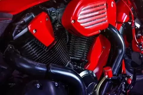 内心纠结升职压力与改装摩托车的力量美学