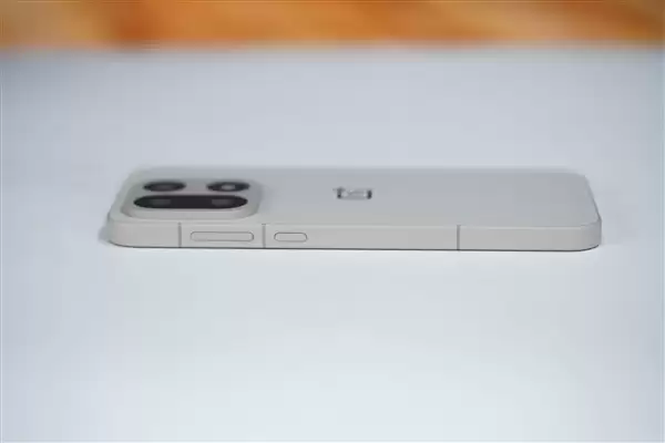 行业第一块165Hz高刷高分屏!一加15图赏