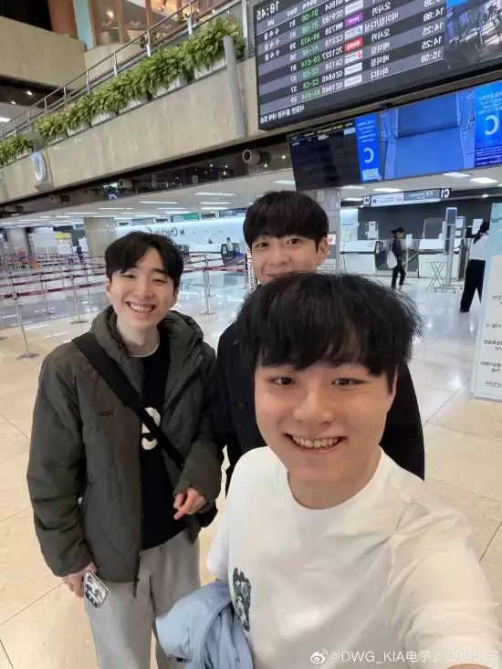 ShowMaker抵沪观战S15，打卡东方明珠期待葱油拌面