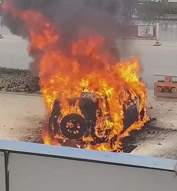 陕西一哈弗猛龙突然起火 灭火器根本没用:烧成框架