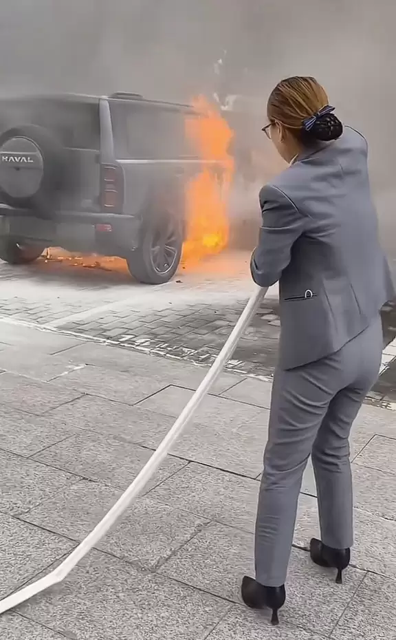 陕西一哈弗猛龙突然起火 灭火器根本没用:烧成框架