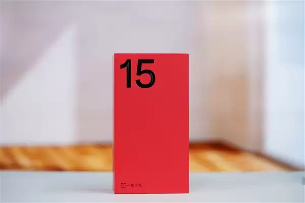 行业第一块165Hz高刷高分屏!一加15图赏