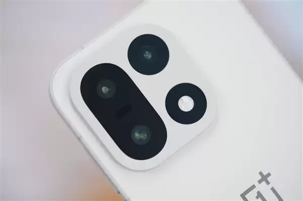 行业第一块165Hz高刷高分屏!一加15图赏