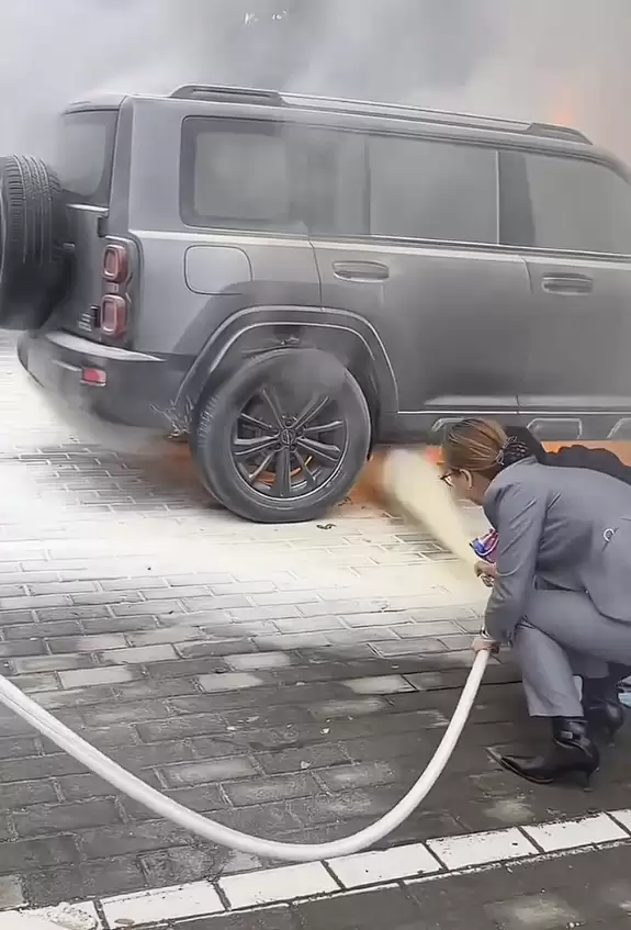 陕西一哈弗猛龙突然起火 灭火器根本没用:烧成框架