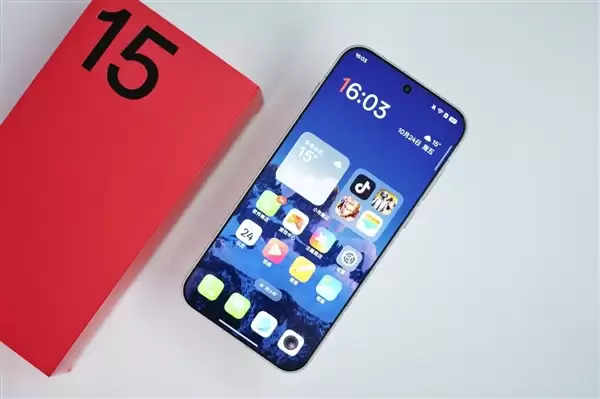 行业第一块165Hz高刷高分屏!一加15图赏