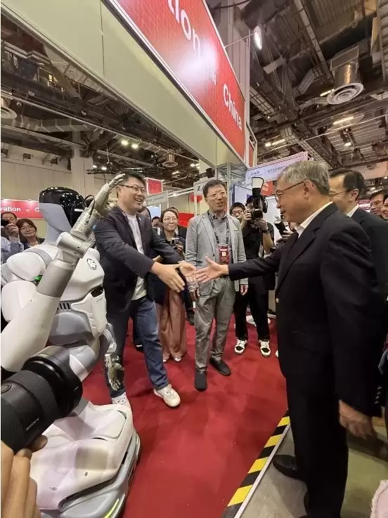 SWITCH 2025：新加坡副总理颜金勇盛赞智平方，“创新中国”代表闪耀国际舞台