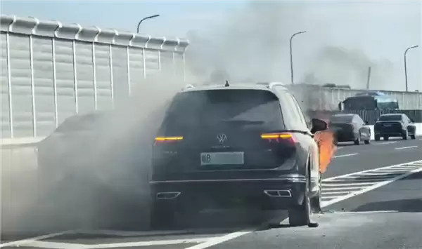 陕西一哈弗猛龙突然起火 灭火器根本没用:烧成框架