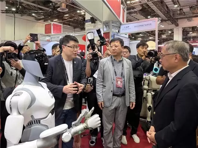 SWITCH 2025：新加坡副总理颜金勇盛赞智平方，“创新中国”代表闪耀国际舞台